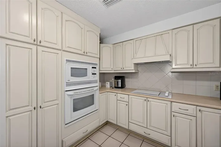 KITCHEN WITH BUILT-IN OVENS