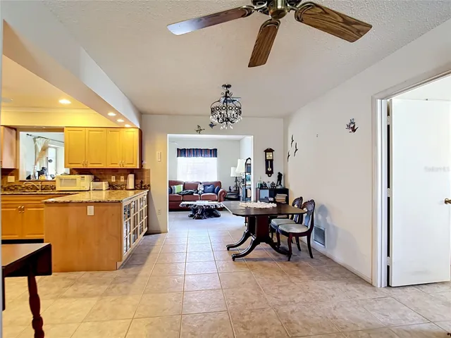 Flexible layout connecting living and kitchen areas