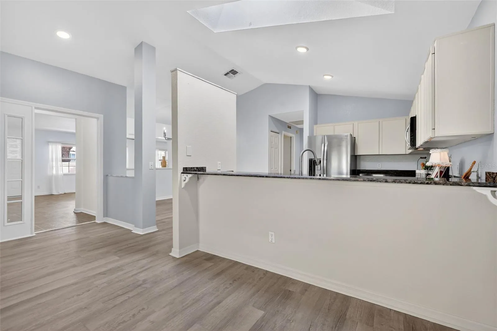 Breakfast bar to enjoy your morning coffee.