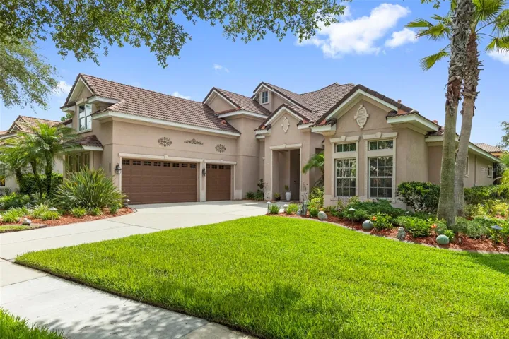 Exterior Side/Garage View