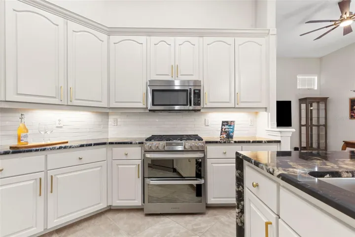 Kitchen-Ample Cabinet/Counter Space