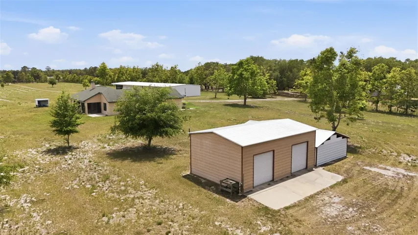 The hobby barn offers additional flexible space for storage, hobbies, workshop use, creative projects, creating endless possibilities for both work and play.