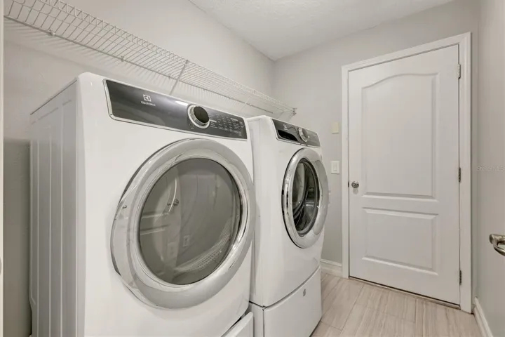 Comes with washer/dryer