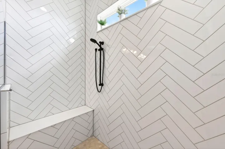 Primary en-suite bath.