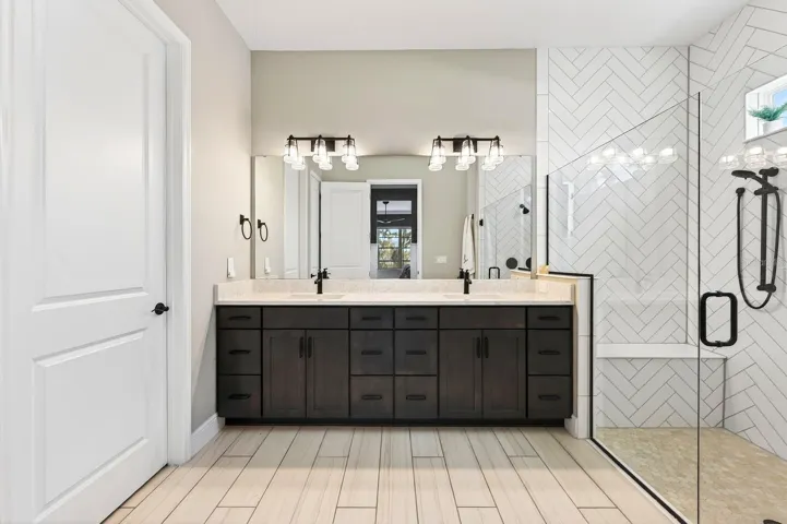 Primary en-suite bath.