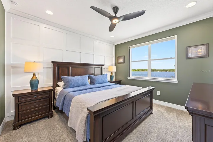 Guest bedroom with en-suite bath access.