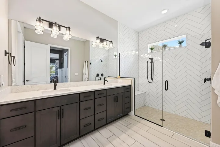 Primary en-suite bath.