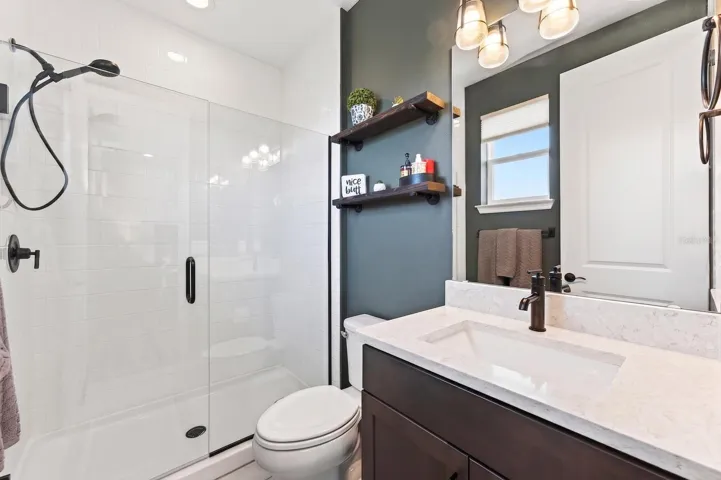 Full-en-suite bath.
