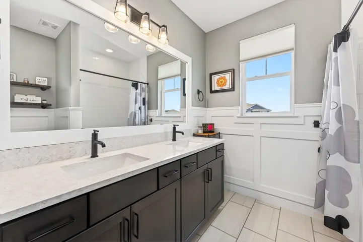 Full guest bath.