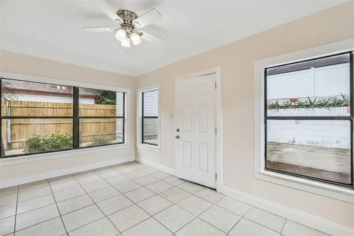 Large light & bright Florida room