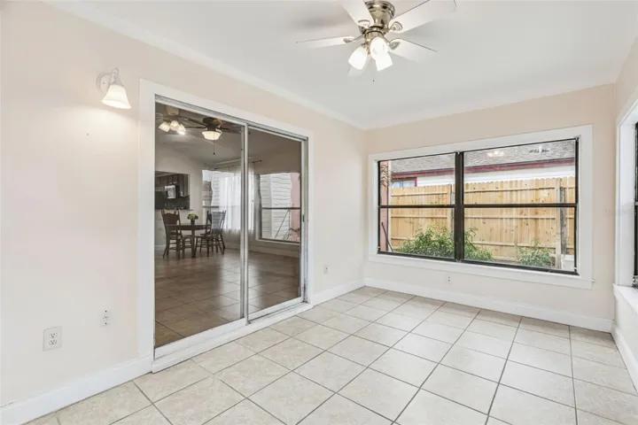 Large light & bright Florida room