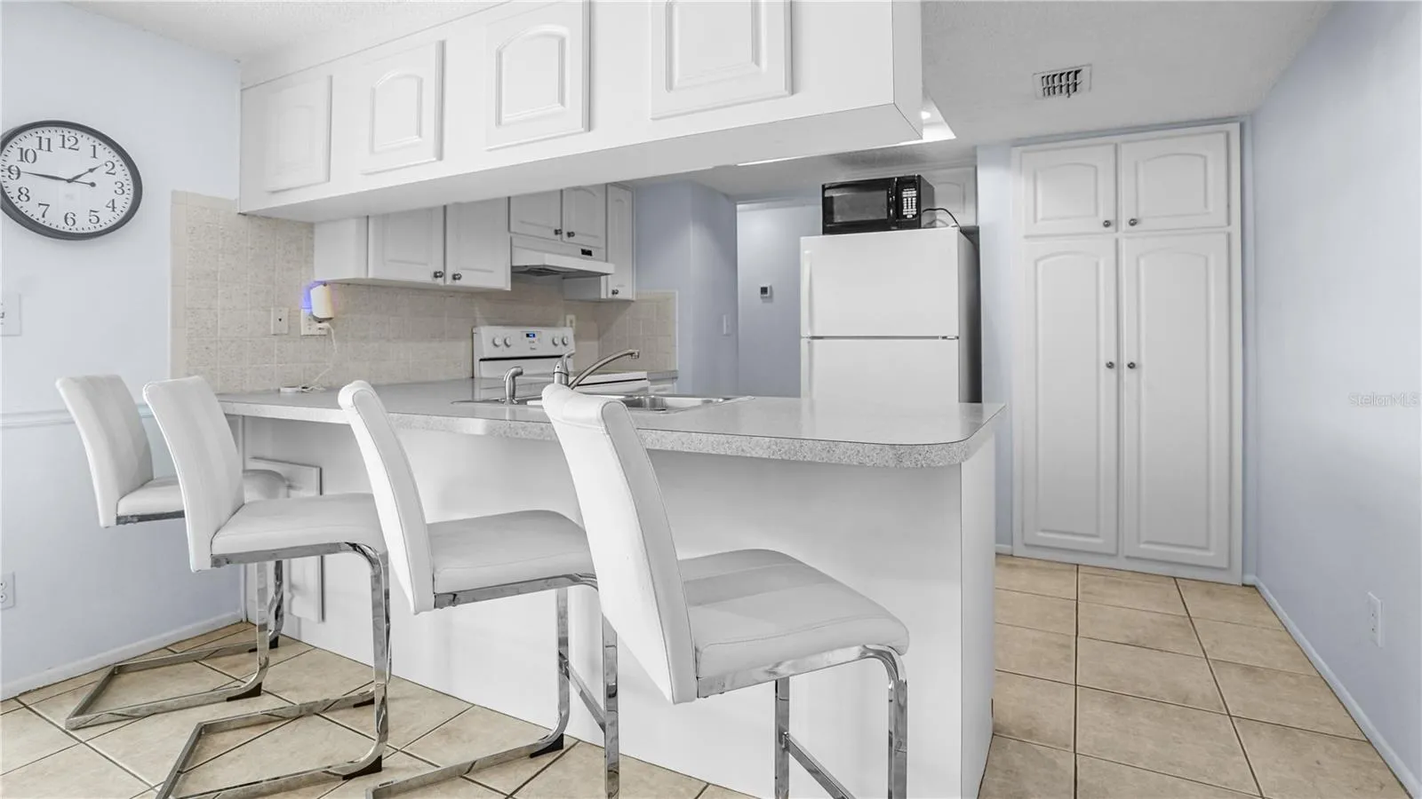 Eat in bar into kitchen
