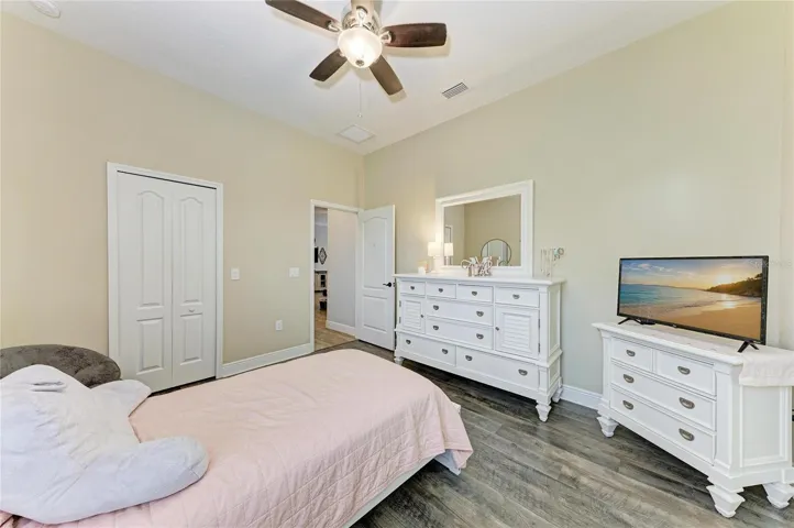 BEDROOM WITH EN SUITE BATHROOM