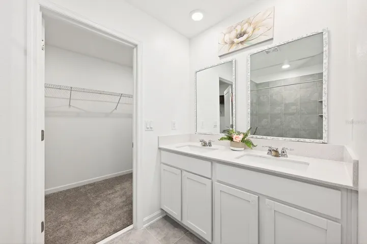 Primary en-suite bath.