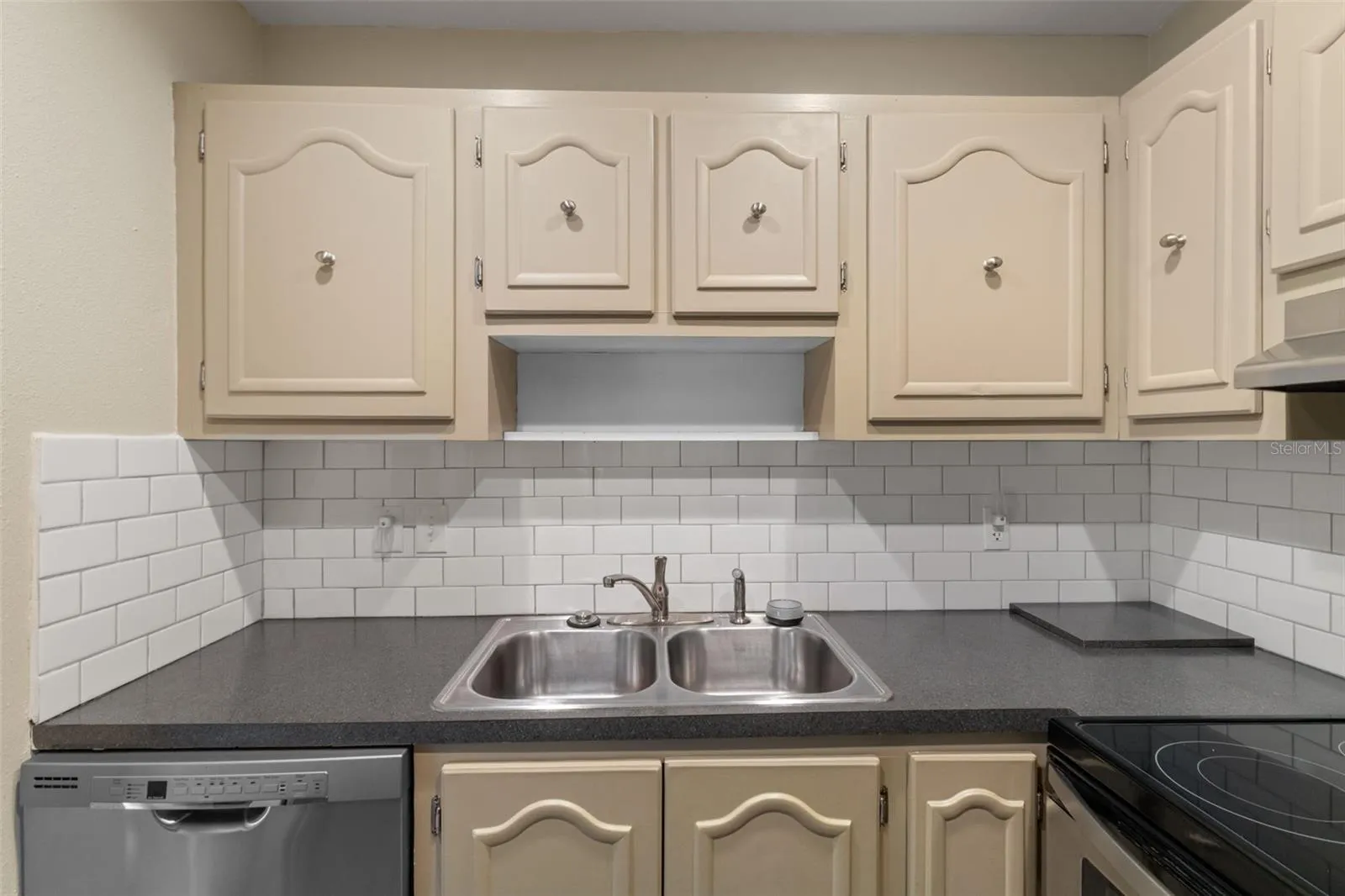 Kitchen with Tiled Backsplash
