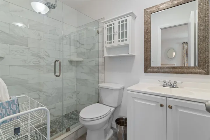 Updated En-Suite Bath with Glass Doors