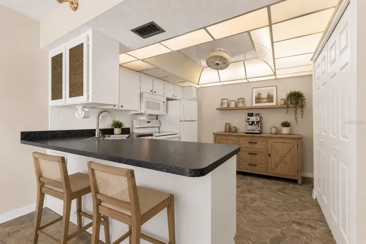 Virtual staging. Eat in kitchen.