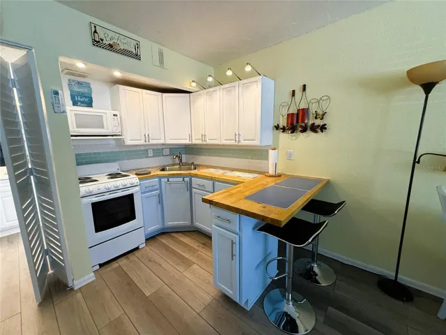 Kitchen with Bar