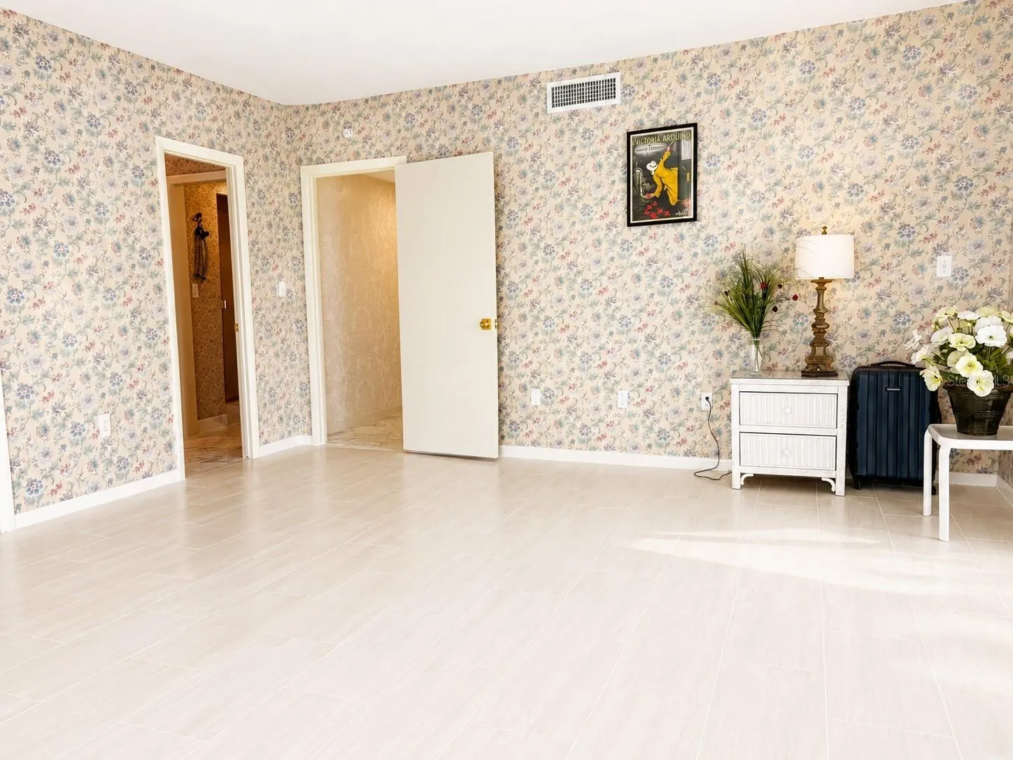 Primary Bedroom with 2 walk in closets and en-suite Bathroom