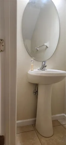 Downstairs 1/2 bathroom
