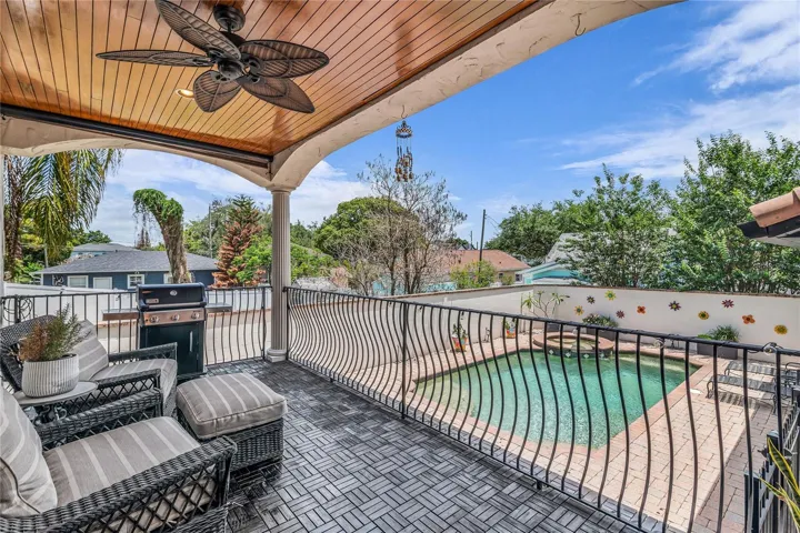 abulous backporch overlooking the pool