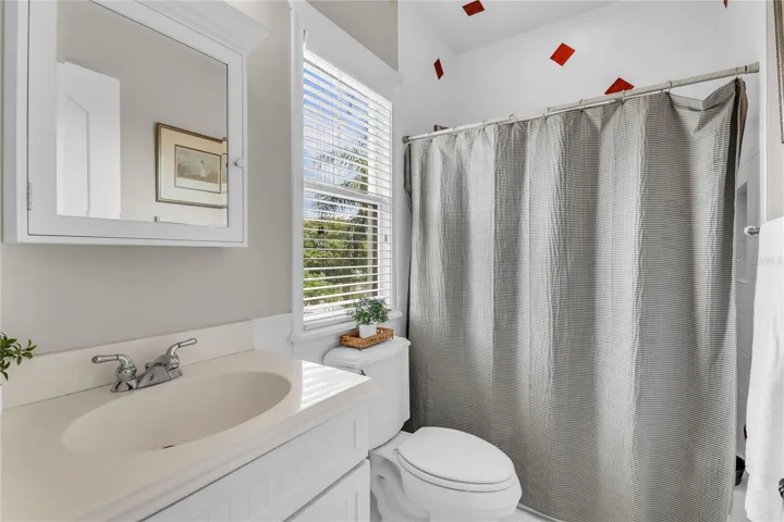 Bathroom 3- en suite with shower/tub combo