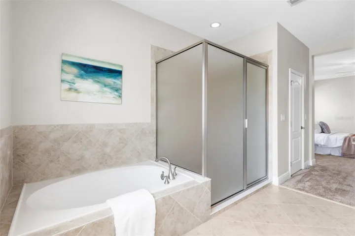 Primary En-Suite- Soaking Tub & Glass Enclosed Shower