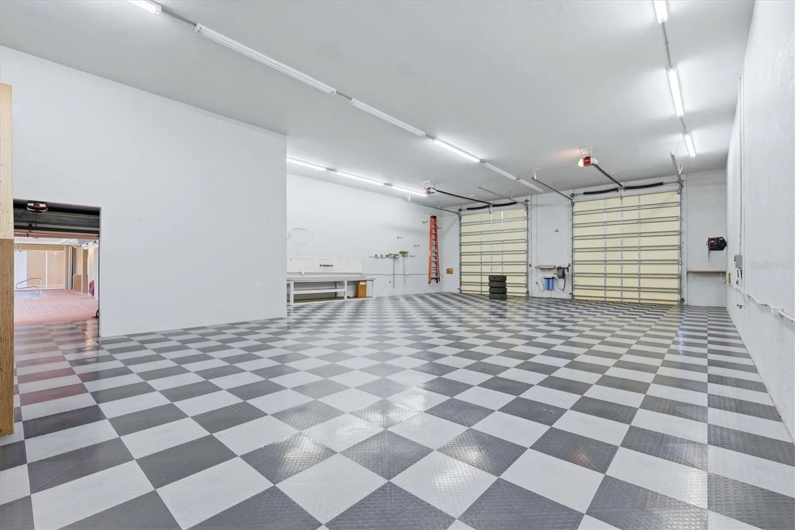 HUGE GARAGE 40X 60