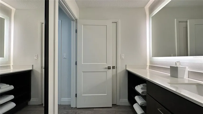 Guest bathroom to hallway