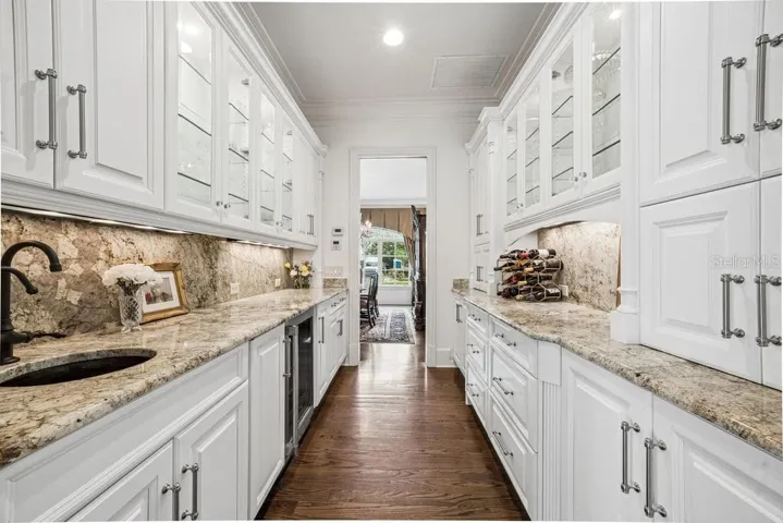 Butlers pantry area between kitchen and diningroom