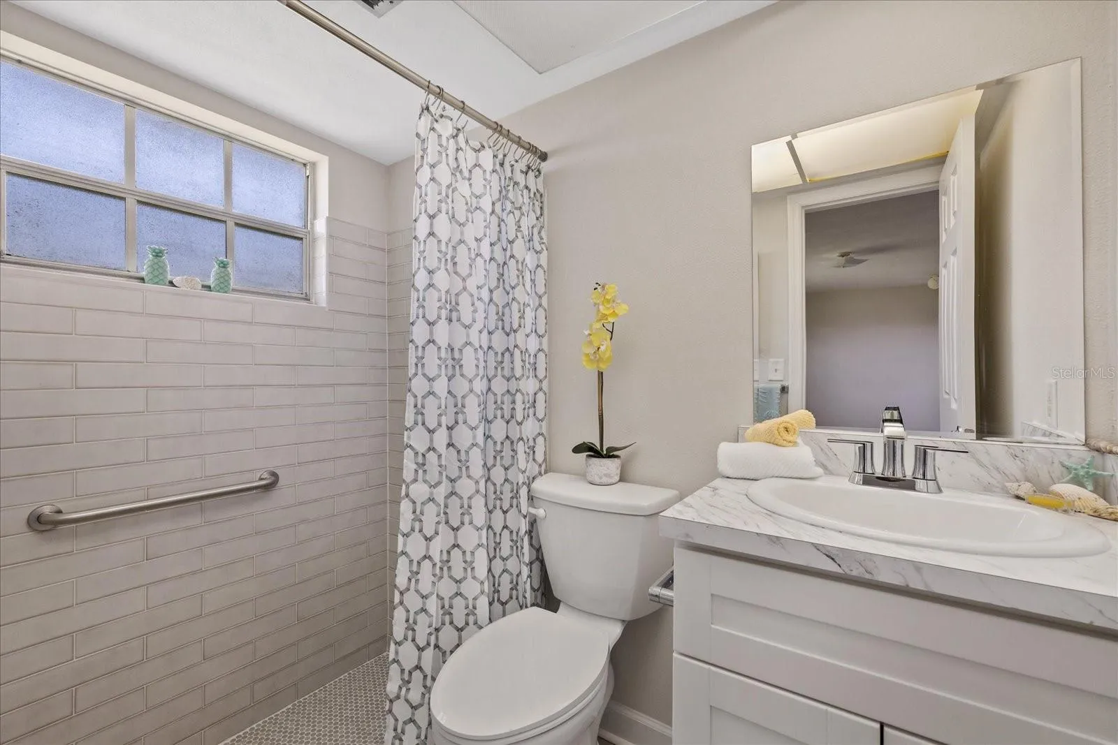 Primary en-suite  bathroom
