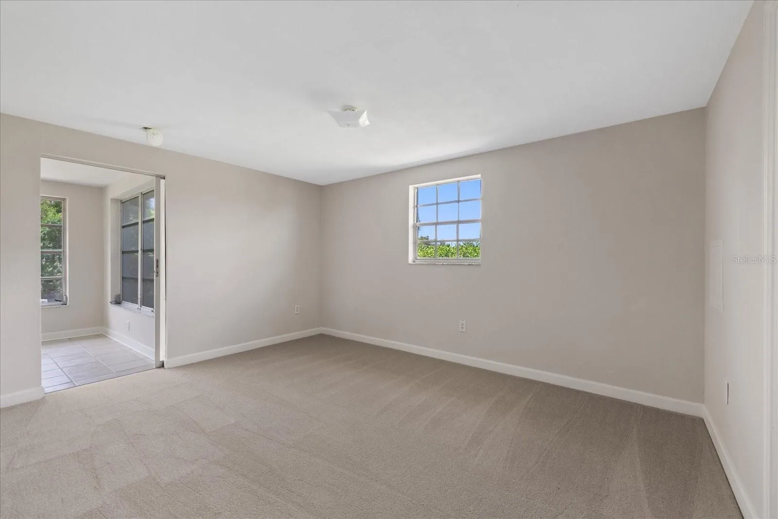 Primary bedroom with en-suite full bathroom