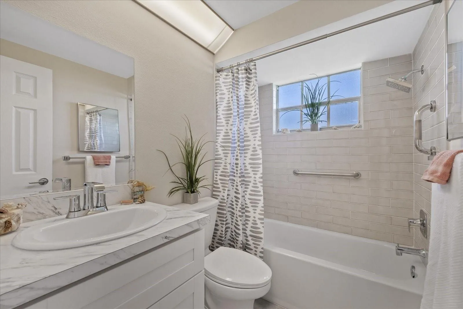 Guest bathroom with tub/shower combo