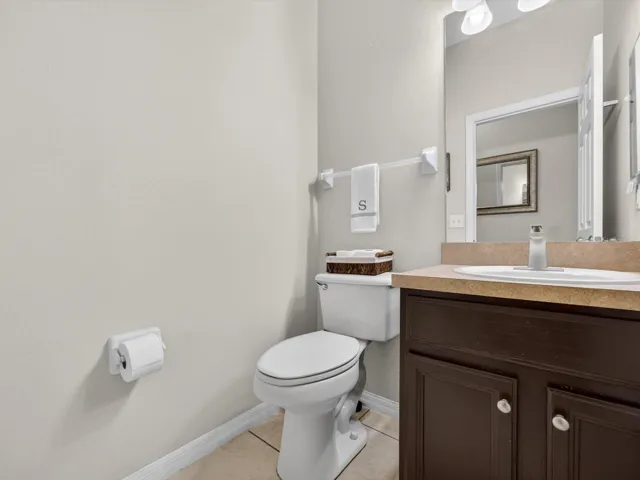 1/2 bathroom (3rd)