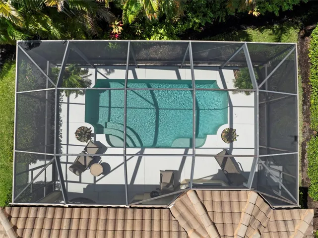 Pool with Screened in Lanei
