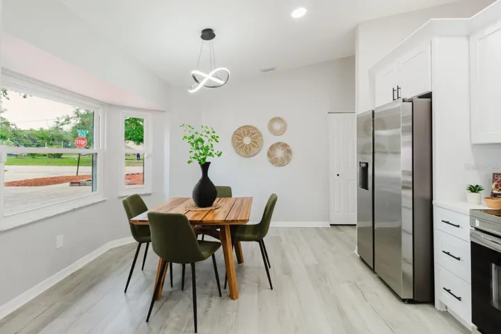 In kitchen bonus eating area