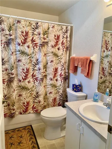 2nd bathroom with tub