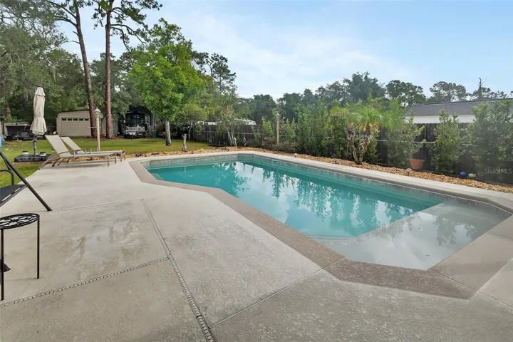 Beautiful Pool / Sun Deck