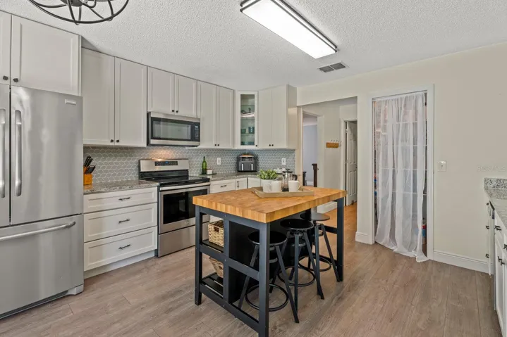 Stainless Steele Appliances and handsome Backsplash