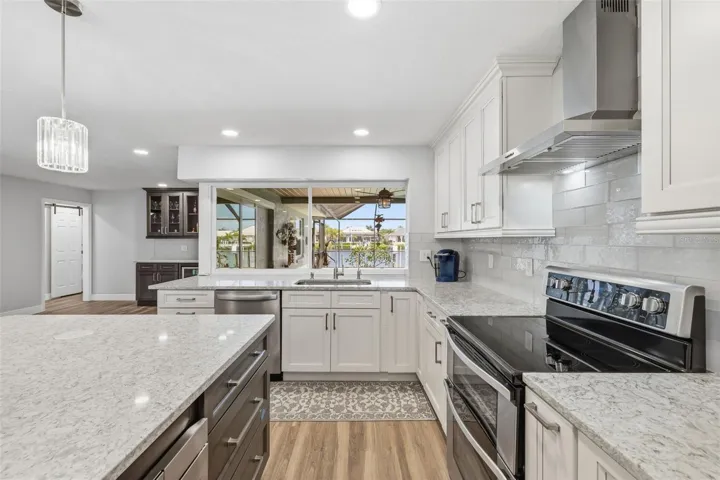Ornate Details everywhere you look! Double Oven helps a great deal!