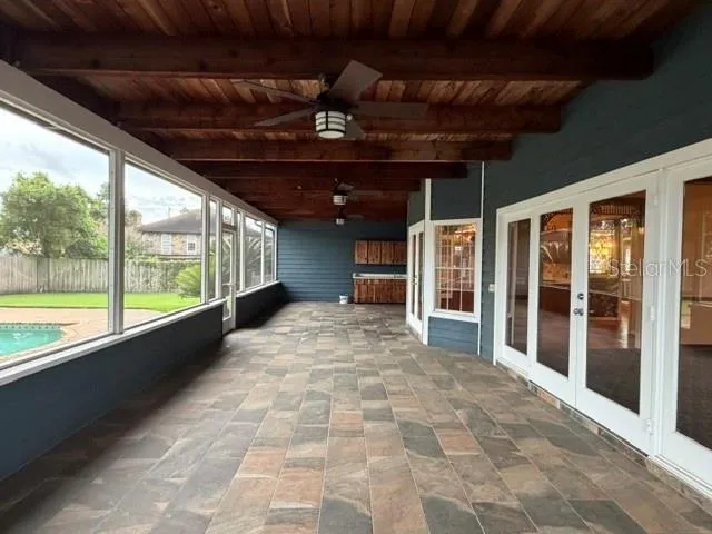 Large screened patio w/ wet bar