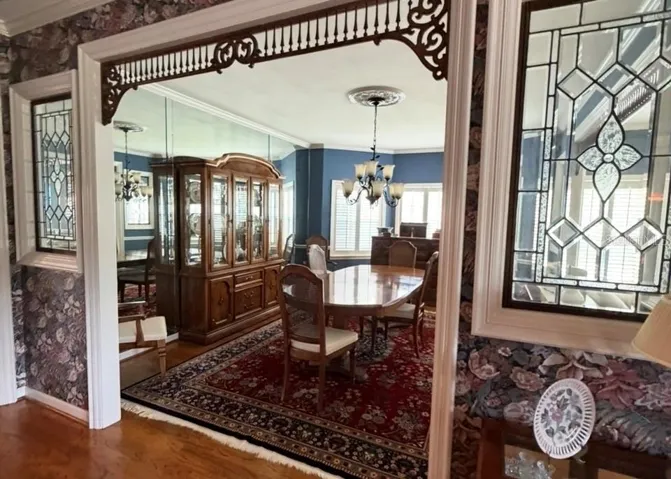 Charming fretwork & leaded glass accents