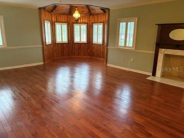 Primary suite with bay window