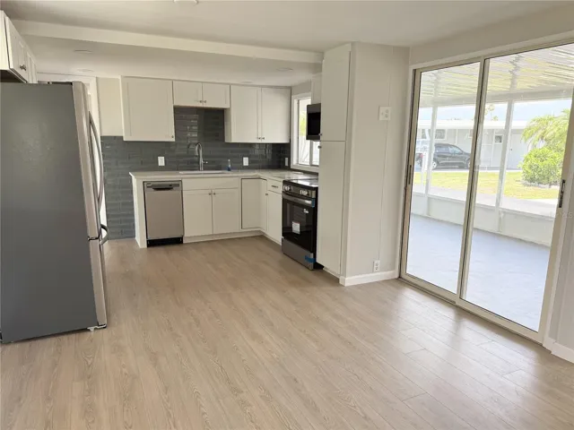 Open kitchen to screened lanai