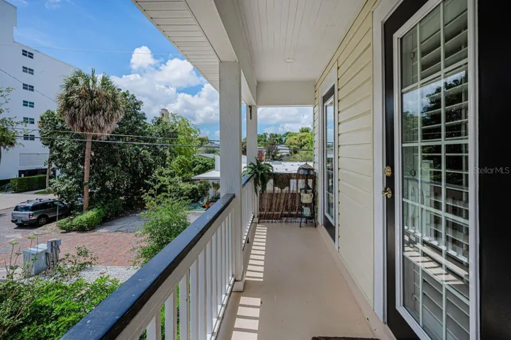 Mother in-law studio with private balcony, entrance and parking space.