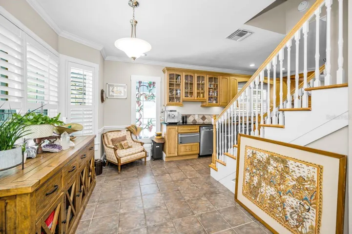 Breakfast-nook with bay windows.