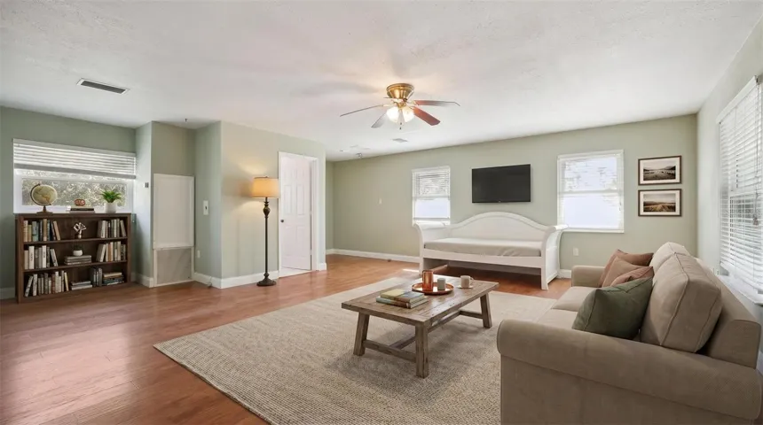 VS--den or bedroom