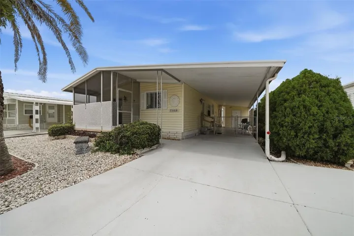 So much room to park and check out that fence, you don't have to leave the comfort of your home to let you pets out!