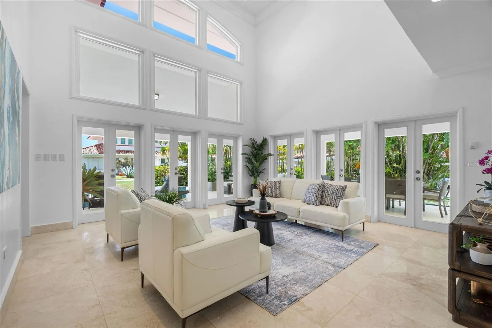 High Ceilings with great natural light surrounded by covered terrace, perfect for entertaining.