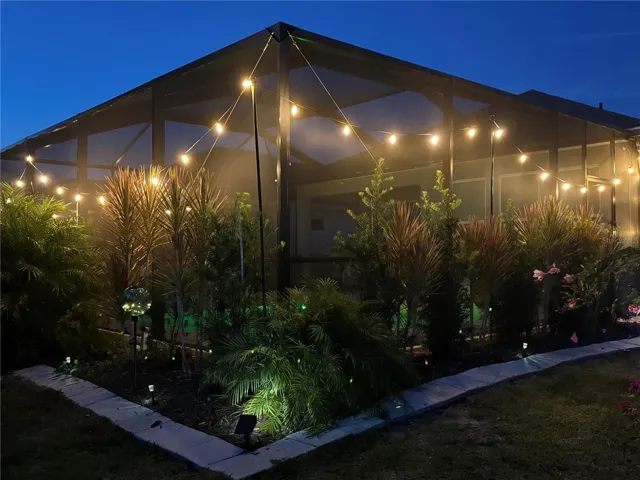 SCREENED IN POOL OASIS